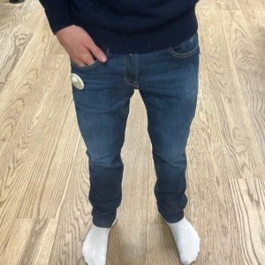 Replay jeans  - Säljer nu mina snygga replay jeans som är relativt nyköpta från design only för ett par månader sen. Rätt så oanvända och sitter väldigt bra. Person på bilden är 180 väger 67