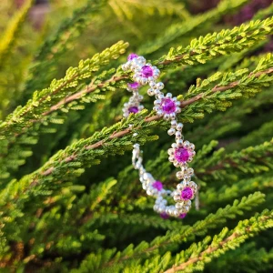 ~ Handgjort rosa armband ~ - Ett armband med en lyxig känsla. Perfekt för att lyfta din outfit. Det består av rosa pärlor med silver runt om. Armbandet har smyckeslås och kedja i silver.