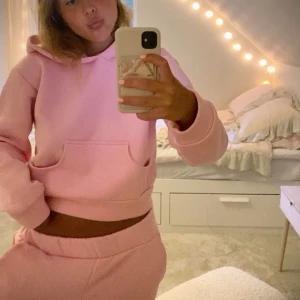 Rosa hoodie och byxor set - Mysigt rosa set med hoodie och matchande byxor. Hoodien har en stor ficka framtill och långa ärmar. Perfekt för en avslappnad dag hemma eller ute.💖💖💖💖