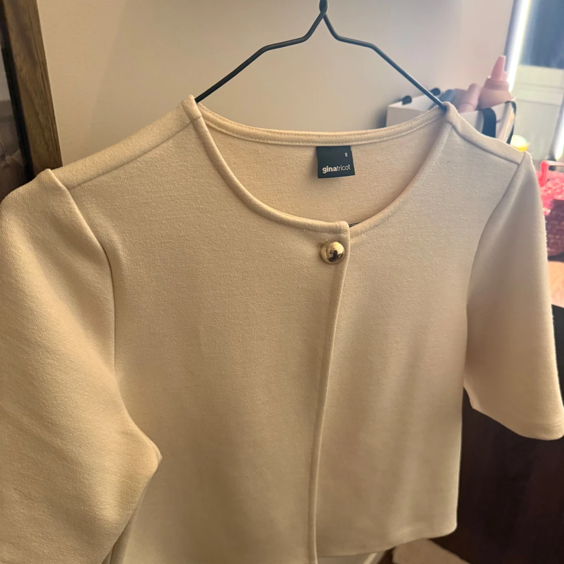 Beige kortärmad topp från Gina Tricot - 1