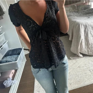 Odd Molly topp  - Super super söt topp/blus från odd Molly med en rosett framtill💞Vet inte riktigt storlek men skulle säga typ xs/s