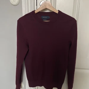 Vinröd Riley tröja 100% merinoull - Säljer min vinröda Riley tröja i 100% merinoull då den har blivit för liten för mig | Storlek S passar Xs | Använd men inga defekter | Skick: 8,5/10 | Nypris: 1000kr | Mitt pris: 399kr