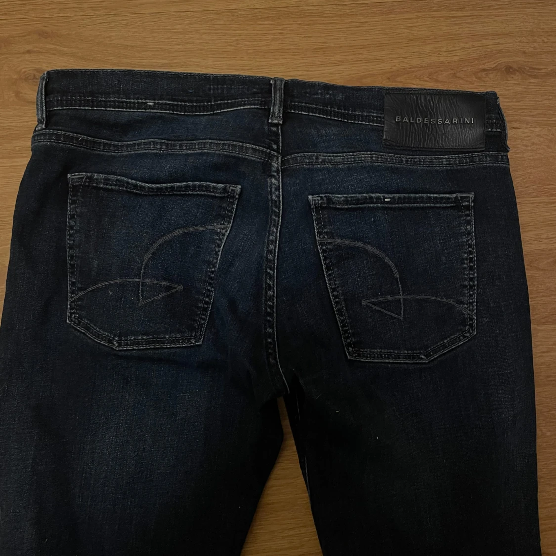 Mörkblå jeans från Baldessarini - 2