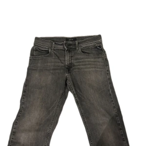 Grå jeansbyxor från Replay - Hej, säljer minna super snygga replay Jens som är slim fit passar perfekt för en stilren outfit.