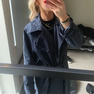 Trenchcoat  - Superfin trenchcoat från mango, aldrig använd, endast legat ihopvikt därav lite skrynklig (försvinner självklart när den vart upphängd)    Nypris 1199!
