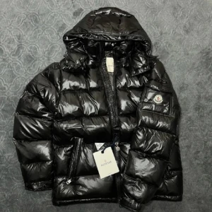 Svart Moncler Maya Jacka - Säljer nu en helt fräsch Moncler May. Jackan har inget slitage och är i helt nytt skick. NFC scannern fungerar självklart. Jackan är i storlek 2 vilket motsvarar S/M. Ifall man vill ha fler bilder eller NFC bevis är det bara o kontakta mig😊
