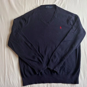 Marinblå tröja från Ralph Lauren - Säljer en stilren marinblå tröja från Ralph lauren. Extremt bra skick inga slitningar eller fläckar. Storlek Medium. Skriv vid funderingar!
