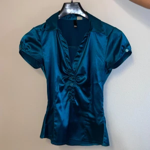 Blå silkeströja - En jättefin topp från H&M. Är superfin och passar till alla tillfällen såsom till fest, jobb/jobbintervju, vardag eller till skolan. 