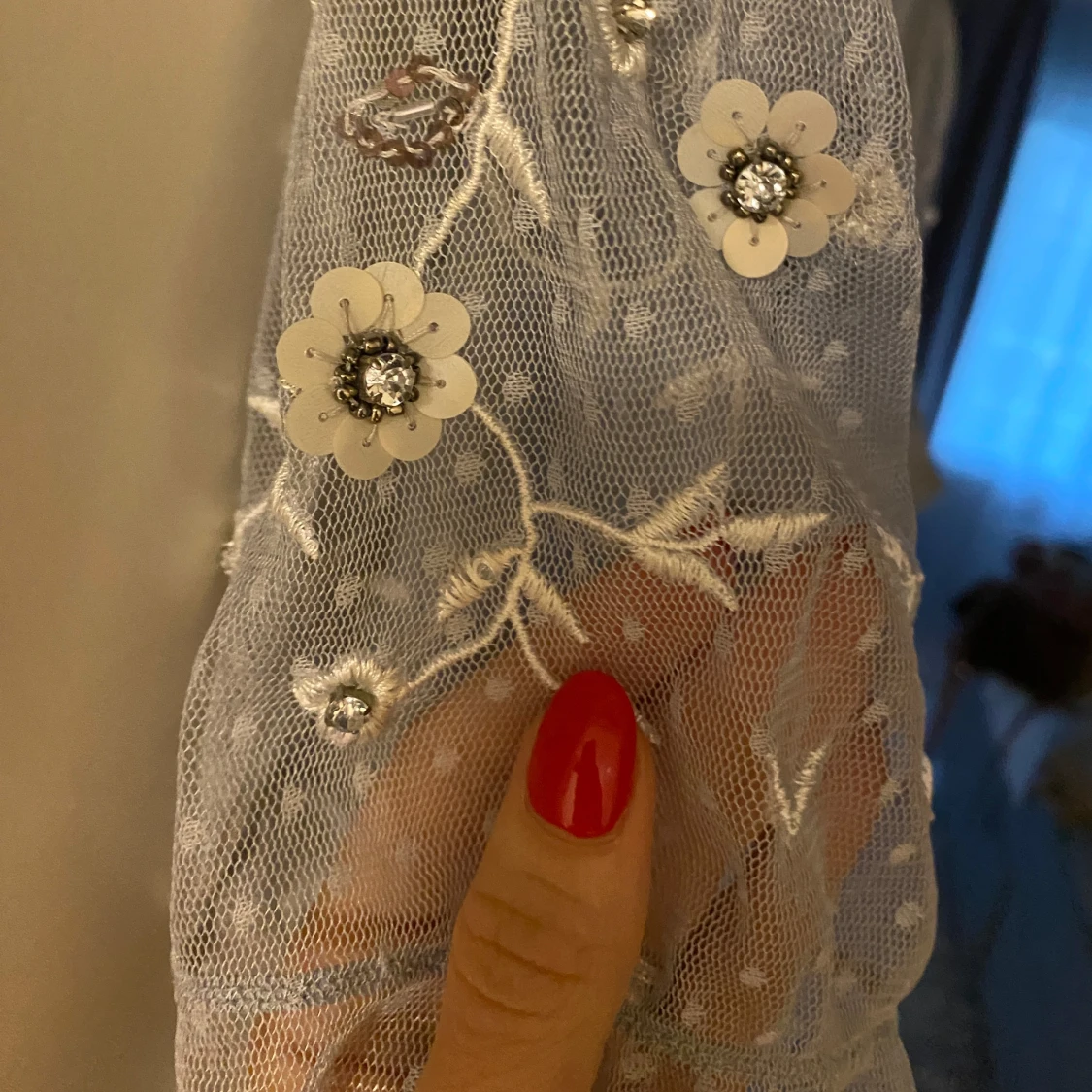 Ljusblå blus med broderade blommor - 4