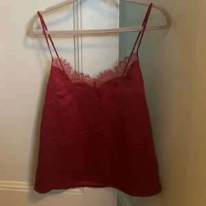 Röd satinlinne med spetsdetaljer - Snygg röd satinlinne med smala axelband och spets❤️