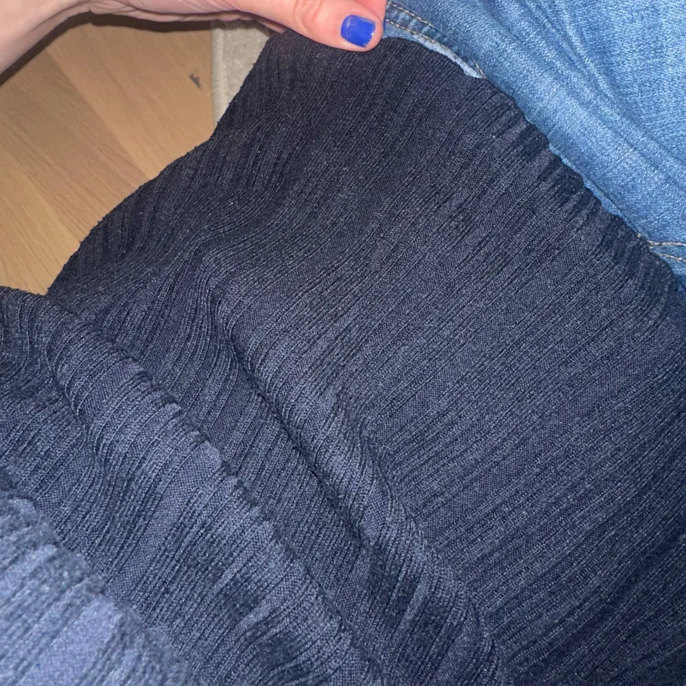 Ribbad tshirt/ tröja! Säljer då jag inte får användning för den❤️ Tecken på användning finns, se bild två, därav priset. Passar Xs-S men kan även passa M då den är stretchig☺️. Yläosat.