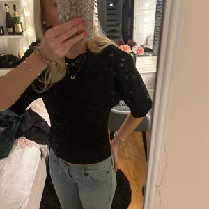 Svart knytbar topp - Säljer den populära knyt toppen från Nelly. Använd få gånger så är som ny. Skriv för frågor💗