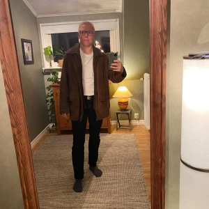 Brun skinnjacka - Säljer en snygg brun skinnjacka med avtagbar krage och quiltad insida med rutigt mönster. Den har praktiska fickor och en stilren design. Perfekt för vår, höst och vinter. Säljer den pga att den är för stor. Står M i kragen, men den går mer åt L kanske till och med XL. Jag är 179cm lång och ca 45cm bred över axlarna.