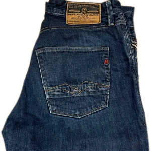 Replay jeans  - Snygga mörkblå jeans från  replay i modeel William. Storlek w32/l32