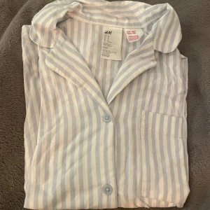 Pyjamas-skjorta från H&M - Jättefin randig ljusblå pyjamas skjorta som aldrig använts förutom när jag testade den. Köpte den på Sellpy i mycket bra skick! Den är väldigt skön och snygg. Passar mig som vanligtvis bär S.