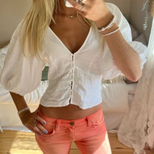 Vit topp - Jätte söt vit sommartopp, väldigt skön och passar till allt!💕