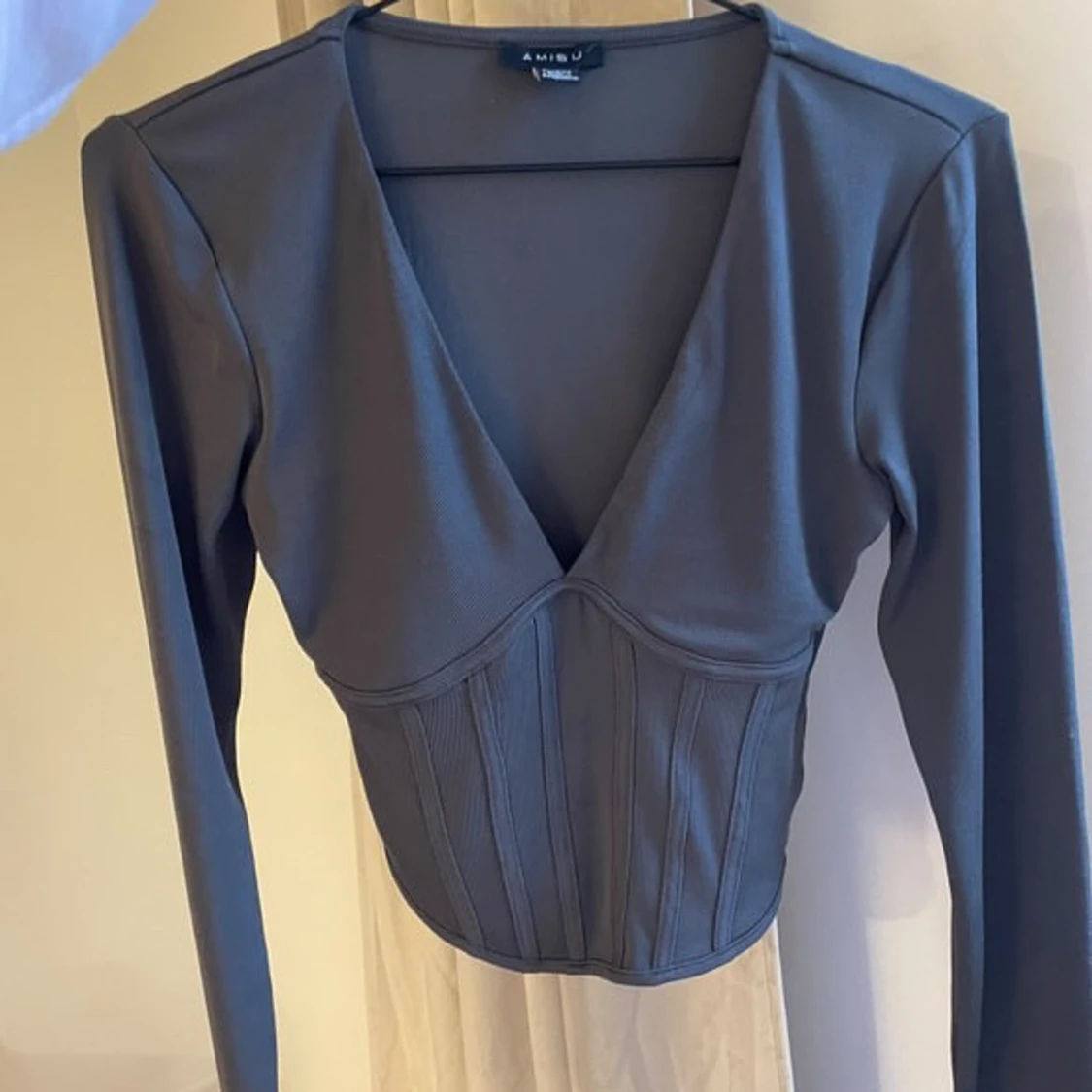 Grå långärmad korsettopp från Aritzia