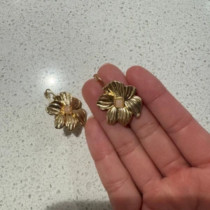 Blom örhängen - Säljer dessa fina blom örhängen!