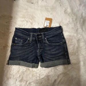 Lågmidjade jeansshorts blå - Säljer ett par lågmidjade jeansshorts, i fint skick. i st xs, säljer för 260kr pris kan diskuteras vid snabb affär💞💞