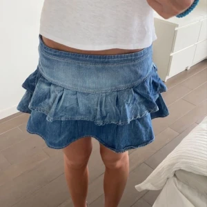 jeanskjol - As snygg volang jeanskjol, köpt på second hand. Lätt att göra outfits med och passar till allt!💕