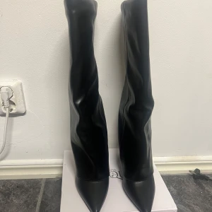 Svarta boots  - Säljer mina snygga boots från lululia i storlek 38. Säljer dom pågrund av att de va för små men dom är oanvända. Köparen står för frakten 💗