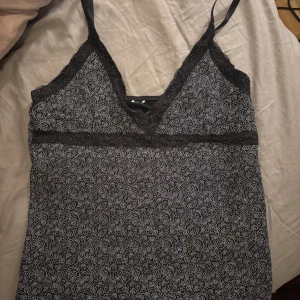 Svart och vit spetslinne - Säljer ett snyggt vintage linne med spetsdetaljer står inte någon storlek men tror S-M 