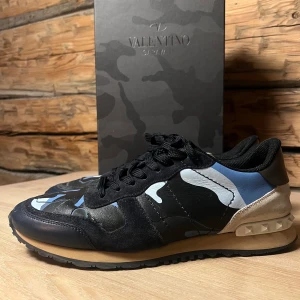 Valentino rockrunners - Säljer mina valentino rockrunners i bra skick efter ett fåtal användningar. Storlek 44, box och dustbag ingår, nypris 7420.