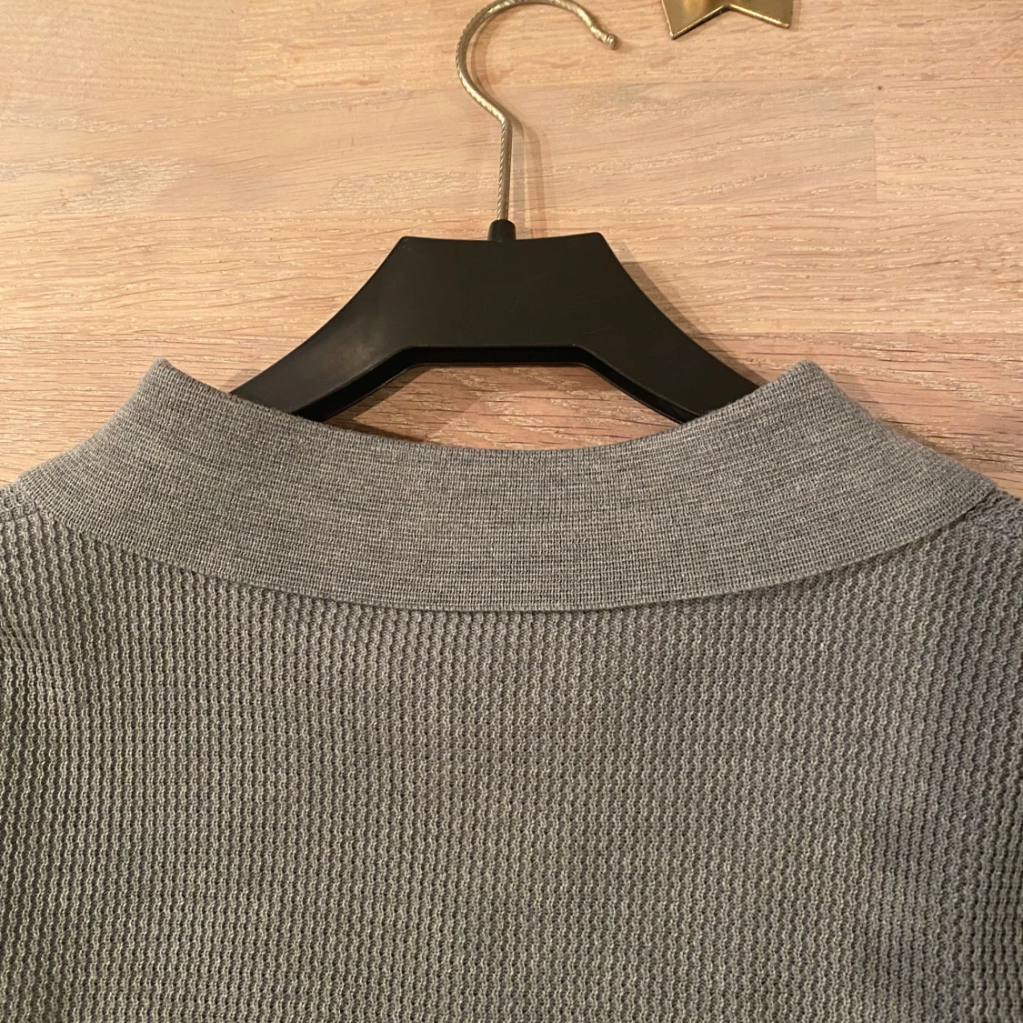 Grå stickad tröja med krage - 3