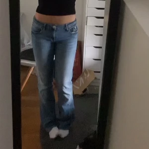 Jeans - Så snygga jeans som används lite då och då men inte så mycket!🤗 Orginalpris är 700kr❣️Storlek W29 L32 men skulle säga att de är väldigt små i storleken då de passar mig som brukar ha W27🤗 Pris går att diskutera!💖💖