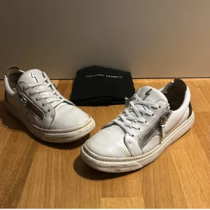  Giuseppe Zanotti skor - Snygga vita sneakers från Giuseppe Zanotti. Perfekta nu till våren. Skicket är ungefär 7/10. Original pris är 3000 och mitt ändast 699‼️storleken är 40-41. Priset går självklart att diskutera så kom med prisförslag. /SS_Resell
