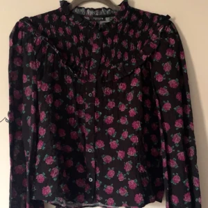 Zara blus  - Jättesöt blommig blus från Zara, aldrig använd så i väldigt bra skick 