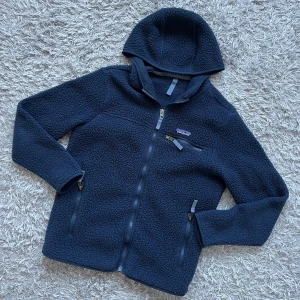 Patagonia Fleece - Skön Patagonia fleece som är perfekt till våren! | Mycket fint skick jätte lite nopprig men kan ta bort det mesta innan jag skickar iväg. Storleksetiktten är ej kvar👍 | Storlek S originellt men sitter mer åt XS hållet! | Ställ gärna frågor innan du köper!