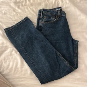 Mörkblå jeans med rak passform - Snygga mörkblå jeans med rak passform och klassisk design. Perfekta för en avslappnad stil. Säljer för att de har blivit för stora för mig. 