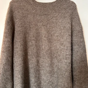Beige stickad tröja - Mysig beige stickad tröja med långärmad design. Storlek L men sitter vanligt overzied på mig som har S i vanliga fall