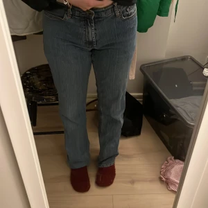 Blå jeans  - Säljer ett par klassiska blå  jeans med en straight passform. De har en traditionell femficksdesign och en knappgylf. Perfekta för en avslappnad stil.