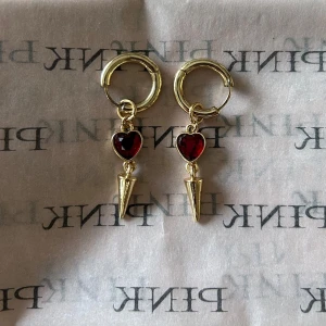 Örhängen  - Örhöngen med nitar och röda hjärtan, kan köpas som set med halsband (+150)