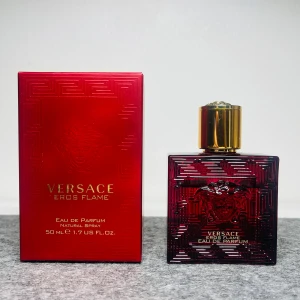 Versace Eros Flames - Säljer nu en Versace Eros Flames EDP! Parfymen rymmer 50ml men har ca 40ml kvar och är köpt på Notino (kvitto kan jag skicka bild på om man önskar). Parfymen är såklart äkta! Den är även perfekt nu till våren och sommaren då den har en väldigt kryddig och attractiv doft av citrus, Vanilj m.m. Pris är ej hugget i sten och byten kan även vara intressant! Hör gärna av er om ni har några frågor eller vill ha mer bilder!🔥💯🥥