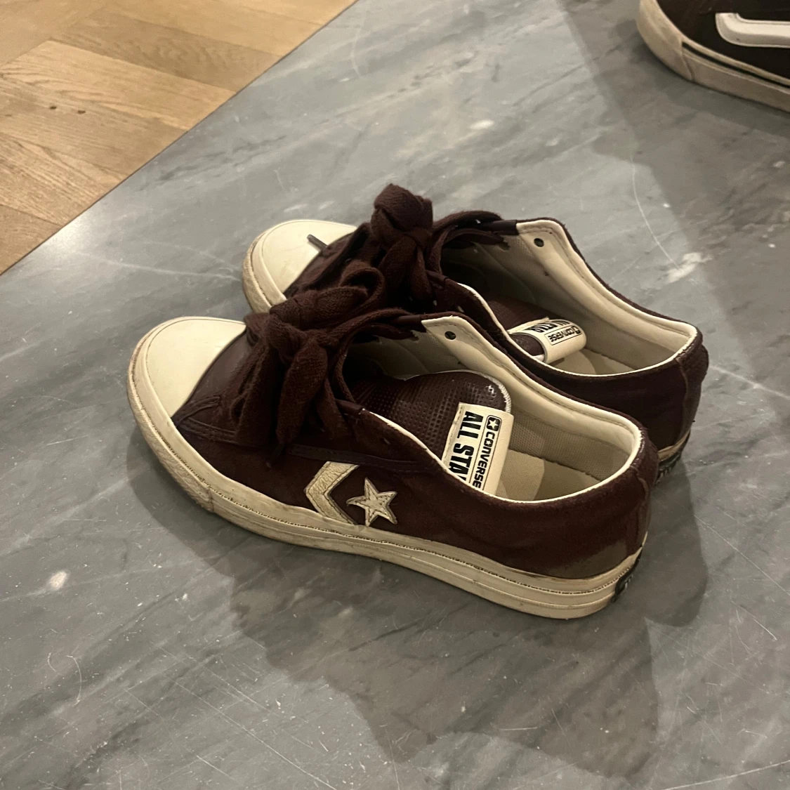 Vinröda sneakers från Converse - 3