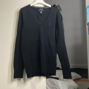 Svart v-ringad tröja från Tommy hilfiger - Säljer en svart tröja från Tommy hilfiger. Storlek xs. 