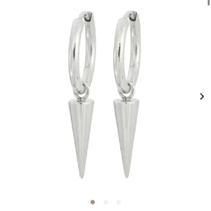 Nitörhängen i silver från Edblad - Örhängen med nitar i silver från Edblad