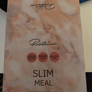 Protein Slim Meal  - Protein Slim Meal i smaken crispy caramel. Dessa måltidsersättningar är hög i protein och fiber samt glutenfria. Perfekt för dig som vill ha ett smidigt och näringsrikt alternativ på språng. 20 stycken i från början, 19 stycken kvar. Säljer då denna inte va något för just mig. 