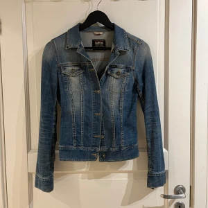 RA-RE jeansjacka - Fin jeansjacka i bra kvalitet, nypris 1300kr💙