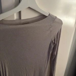 Grå intimissimi - Grå intimissimi tröjan, väldigt mjuk och skön, fin passform som ny inga tecken på användning💕