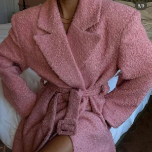 Rosa kappa från NA-KD - Säljer en supermysig rosa lång kappa från NA-KD. Kappan är från Molly Rustas kollektion med NA-KD, storlek 34. Axelvaddarna i kappan är borttagna, aldrig använd. 🩷