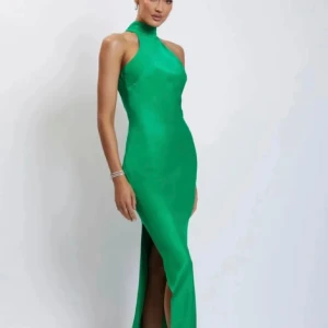 Meshki klänning - Supersnygg klänning ifrån Meshki!!( slutsåld på hemsidan) Använd två gånger 🫶🏼 I storlek 34 men passar mig som har 36 (är 165 cm). Passar perfket till att ha på bal exempelvis ! Går ner i pris till 600 vid snabbt och smidigt köp