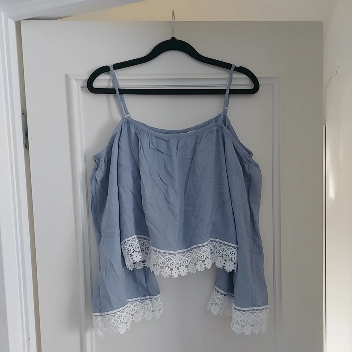 Blå offsholders linnetopp med spetsdetaljer från H&M - 4