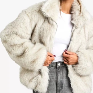 Vit pälsjacka  - Säljer en lyxig och fluffig vit pälsjacka. Jackan har en oversized passform och är perfekt för kalla vinterdagar. Den är både stilren och varm, vilket gör den till ett måste i garderoben.