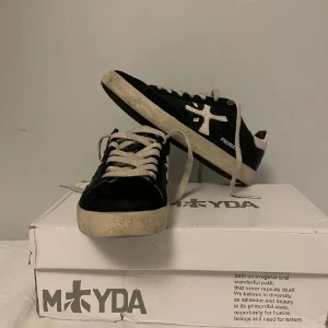 Premiata skor - Säljer dessa Premiata skor i helt okej skick. Skorna är storlek 40 och box medföljer. Skriv för frågor eller fler bilder. 👍🏼