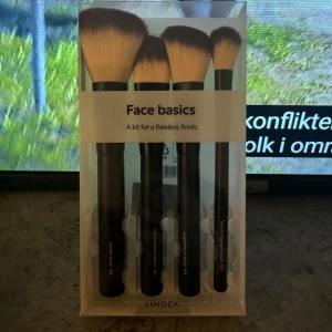 Face basics sminkborstar från Lindex - Set med fyra sminkborstar från Lindex för en perfekt finish. Innehåller borstar för puder, foundation, rouge och concealer. Borstarna har svarta handtag och mjuka borst för enkel applicering.