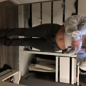 Lågmidjade jeans  - Perfect jeans från Gina, utsvängda med fickorna med knapp baktill, endast använda 3 gånger.  Färgen är svart/grå.